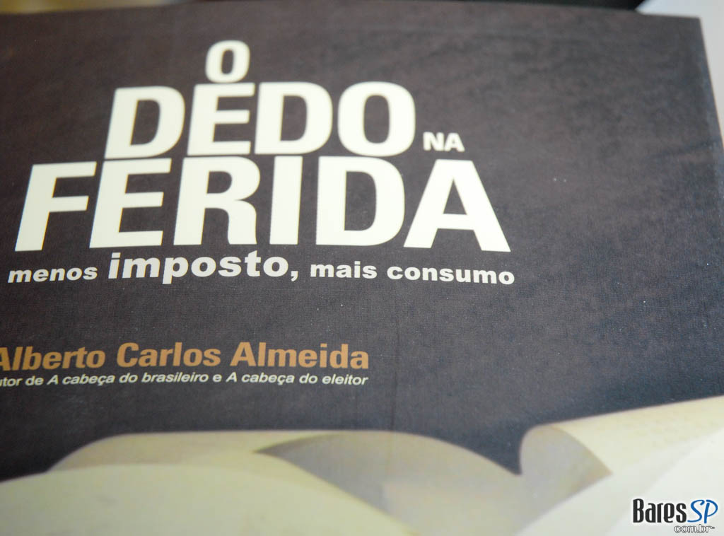 Noite de lançamento do livro “O dedo na ferida menos imposto, mais consumo” de Alberto Carlos Almeida no São Pedro São Paulo Noite de lançamento do livro “O dedo na ferida menos imposto, mais consumo” de Alberto Carlos Almeida no São Pedro São Paulo