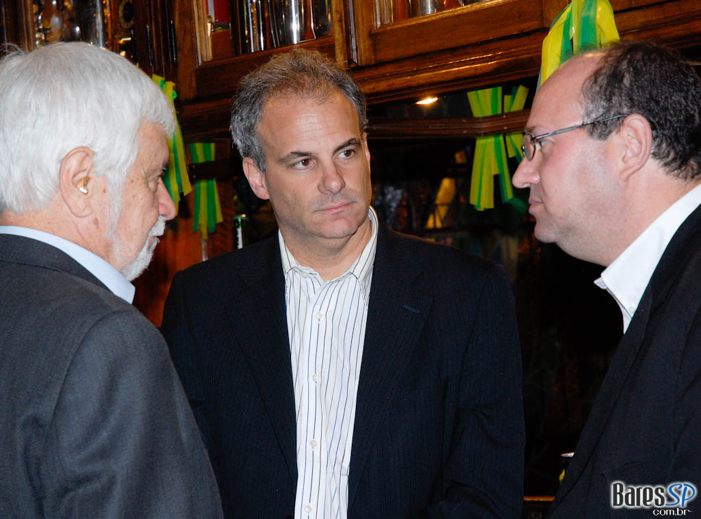 Noite de lançamento do livro “O dedo na ferida menos imposto, mais consumo” de Alberto Carlos Almeida no São Pedro São Paulo Noite de lançamento do livro “O dedo na ferida menos imposto, mais consumo” de Alberto Carlos Almeida no São Pedro São Paulo
