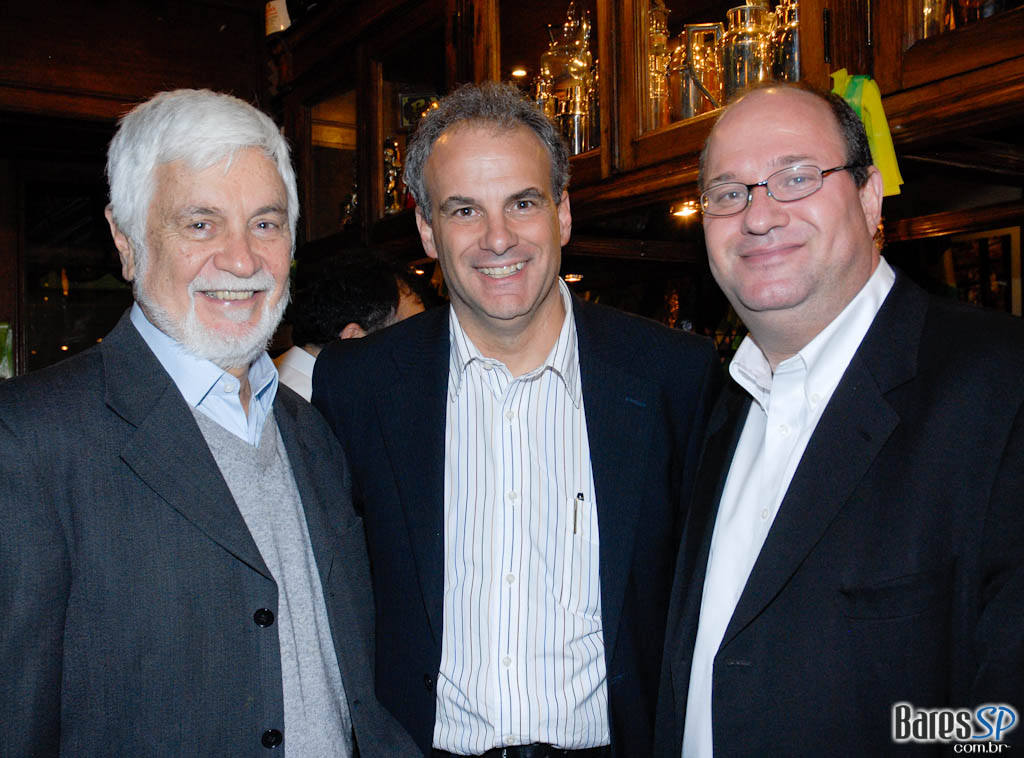 Noite de lançamento do livro “O dedo na ferida menos imposto, mais consumo” de Alberto Carlos Almeida no São Pedro São Paulo Noite de lançamento do livro “O dedo na ferida menos imposto, mais consumo” de Alberto Carlos Almeida no São Pedro São Paulo
