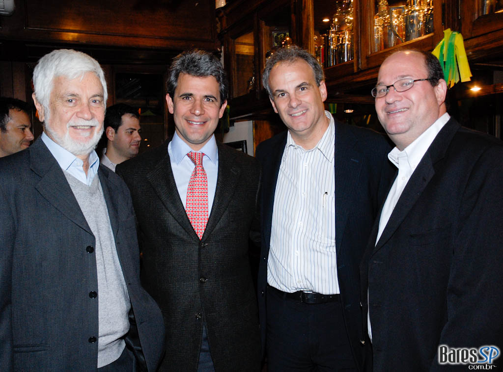 Noite de lançamento do livro “O dedo na ferida menos imposto, mais consumo” de Alberto Carlos Almeida no São Pedro São Paulo Noite de lançamento do livro “O dedo na ferida menos imposto, mais consumo” de Alberto Carlos Almeida no São Pedro São Paulo