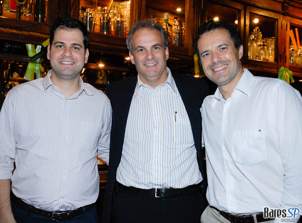 Noite de lançamento do livro “O dedo na ferida menos imposto, mais consumo” de Alberto Carlos Almeida no São Pedro São Paulo Noite de lançamento do livro “O dedo na ferida menos imposto, mais consumo” de Alberto Carlos Almeida no São Pedro São Paulo