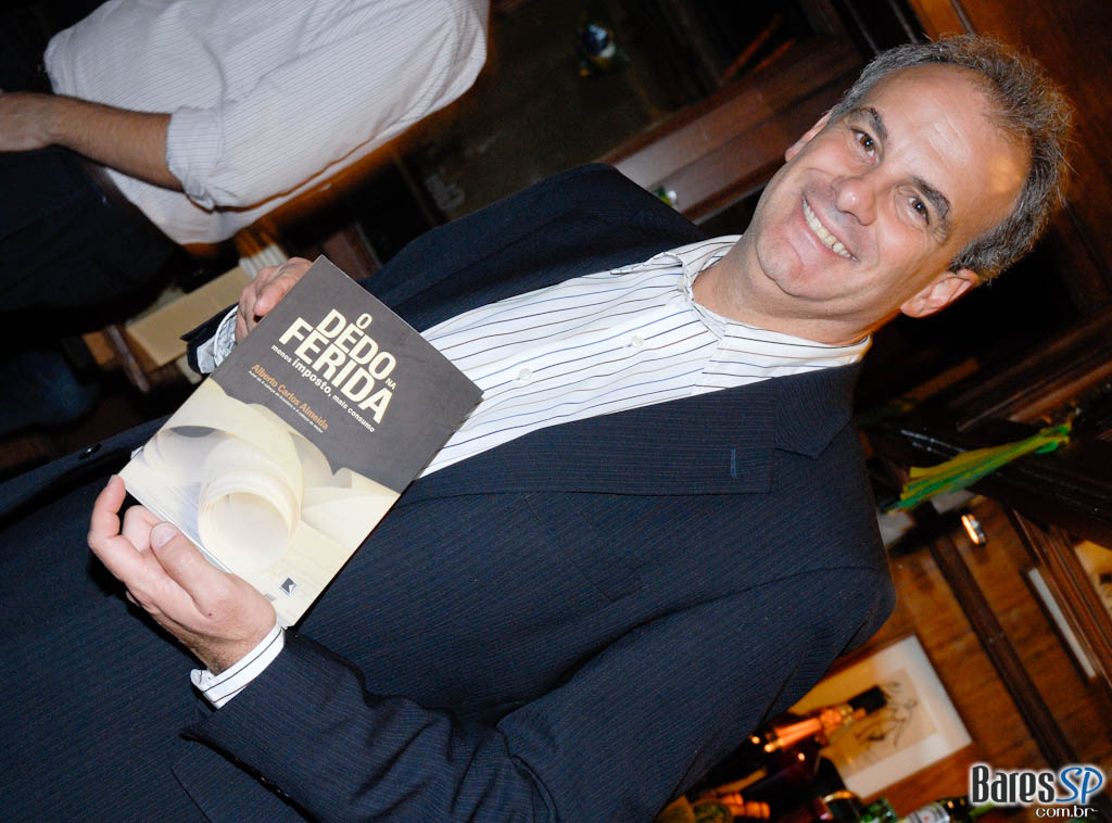 Noite de lançamento do livro “O dedo na ferida menos imposto, mais consumo” de Alberto Carlos Almeida no São Pedro São Paulo Noite de lançamento do livro “O dedo na ferida menos imposto, mais consumo” de Alberto Carlos Almeida no São Pedro São Paulo