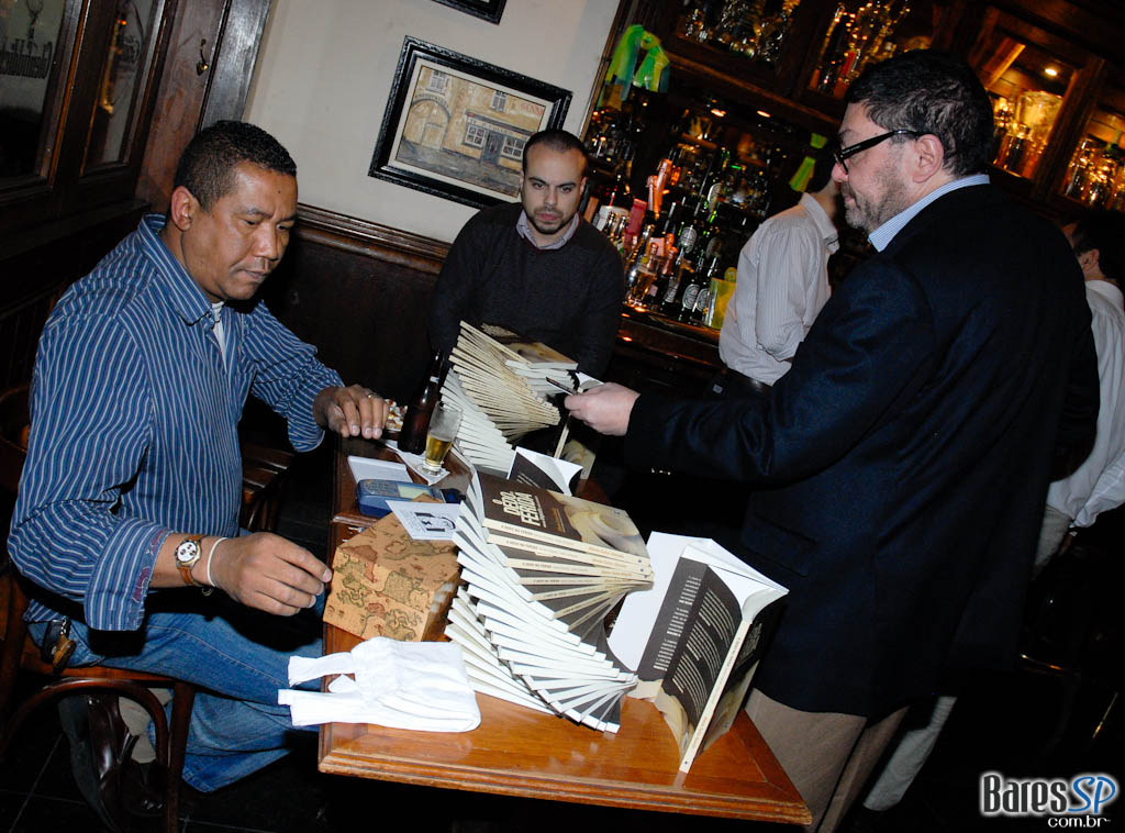 Noite de lançamento do livro “O dedo na ferida menos imposto, mais consumo” de Alberto Carlos Almeida no São Pedro São Paulo Noite de lançamento do livro “O dedo na ferida menos imposto, mais consumo” de Alberto Carlos Almeida no São Pedro São Paulo