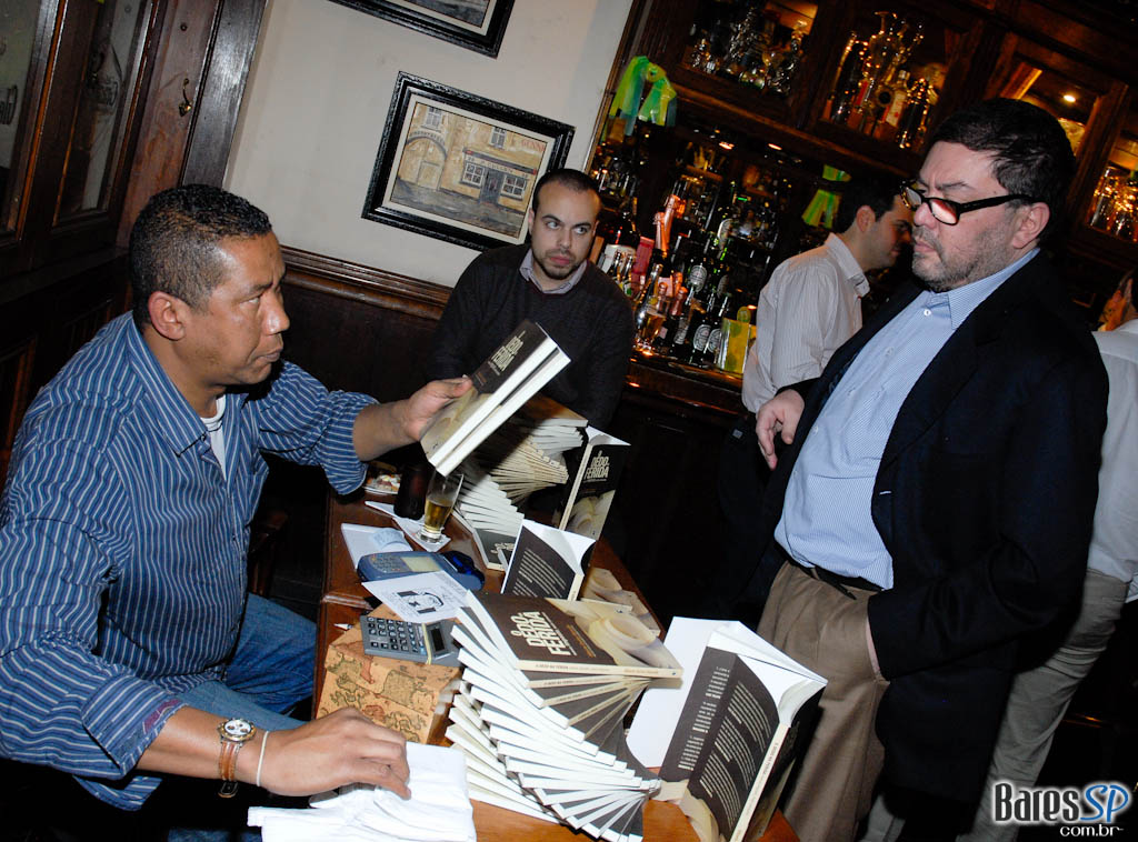 Noite de lançamento do livro “O dedo na ferida menos imposto, mais consumo” de Alberto Carlos Almeida no São Pedro São Paulo Noite de lançamento do livro “O dedo na ferida menos imposto, mais consumo” de Alberto Carlos Almeida no São Pedro São Paulo