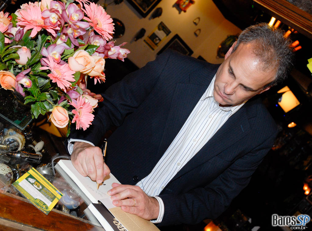 Noite de lançamento do livro “O dedo na ferida menos imposto, mais consumo” de Alberto Carlos Almeida no São Pedro São Paulo Noite de lançamento do livro “O dedo na ferida menos imposto, mais consumo” de Alberto Carlos Almeida no São Pedro São Paulo