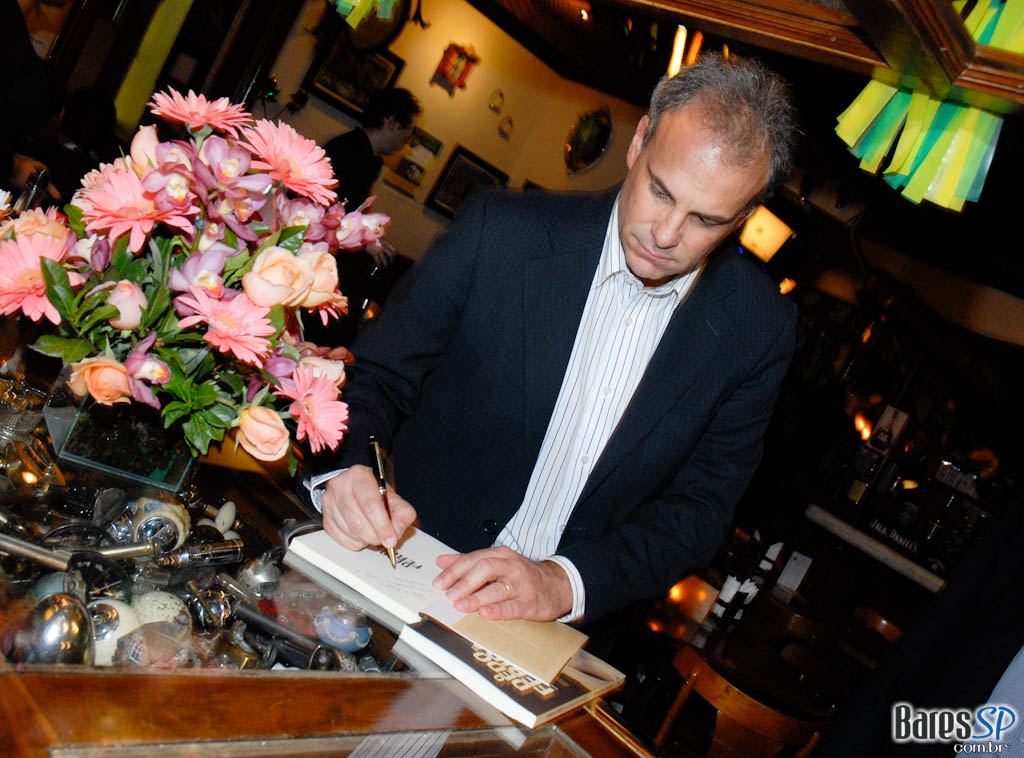 Noite de lançamento do livro “O dedo na ferida menos imposto, mais consumo” de Alberto Carlos Almeida no São Pedro São Paulo Noite de lançamento do livro “O dedo na ferida menos imposto, mais consumo” de Alberto Carlos Almeida no São Pedro São Paulo