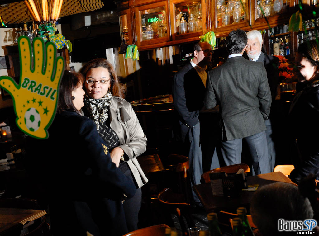 Noite de lançamento do livro “O dedo na ferida menos imposto, mais consumo” de Alberto Carlos Almeida no São Pedro São Paulo Noite de lançamento do livro “O dedo na ferida menos imposto, mais consumo” de Alberto Carlos Almeida no São Pedro São Paulo