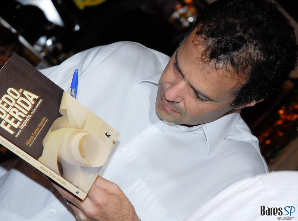 Noite de lançamento do livro “O dedo na ferida menos imposto, mais consumo” de Alberto Carlos Almeida no São Pedro São Paulo Noite de lançamento do livro “O dedo na ferida menos imposto, mais consumo” de Alberto Carlos Almeida no São Pedro São Paulo