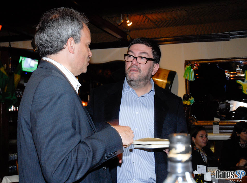 Noite de lançamento do livro “O dedo na ferida menos imposto, mais consumo” de Alberto Carlos Almeida no São Pedro São Paulo Noite de lançamento do livro “O dedo na ferida menos imposto, mais consumo” de Alberto Carlos Almeida no São Pedro São Paulo