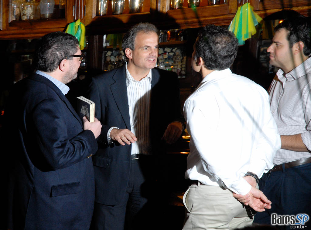 Noite de lançamento do livro “O dedo na ferida menos imposto, mais consumo” de Alberto Carlos Almeida no São Pedro São Paulo Noite de lançamento do livro “O dedo na ferida menos imposto, mais consumo” de Alberto Carlos Almeida no São Pedro São Paulo