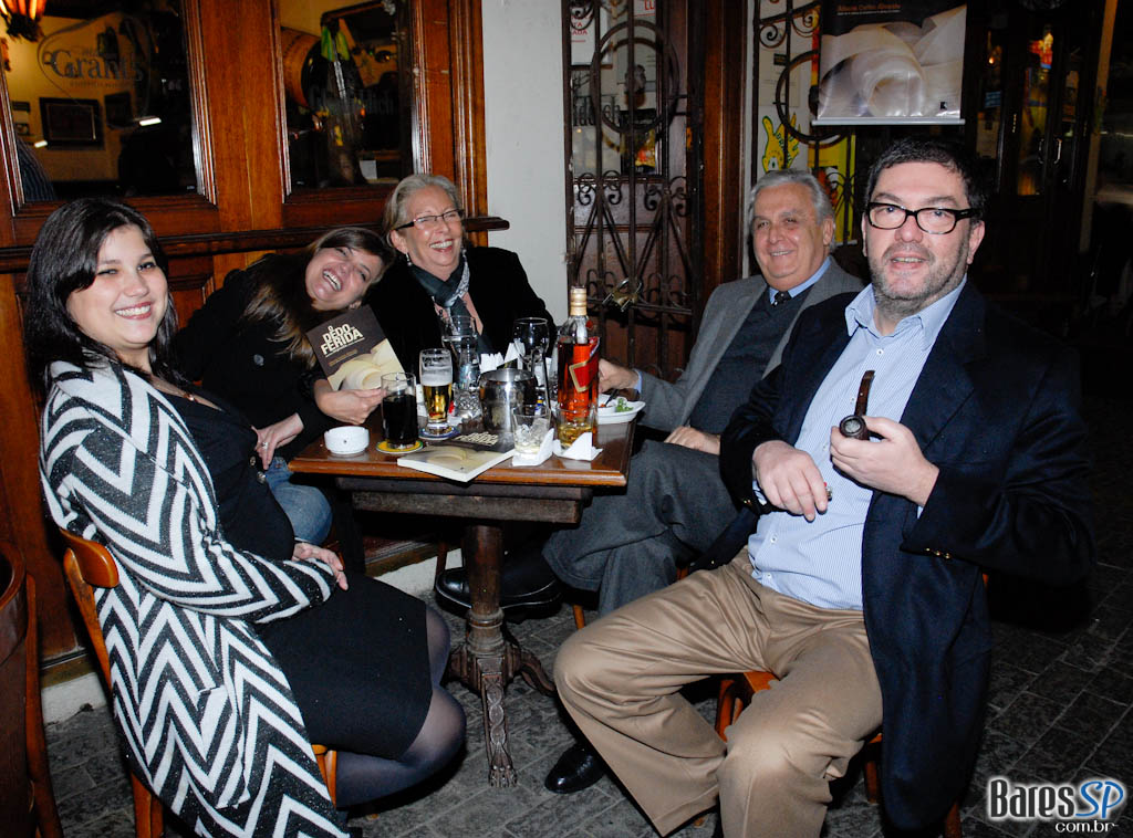 Noite de lançamento do livro “O dedo na ferida menos imposto, mais consumo” de Alberto Carlos Almeida no São Pedro São Paulo Noite de lançamento do livro “O dedo na ferida menos imposto, mais consumo” de Alberto Carlos Almeida no São Pedro São Paulo