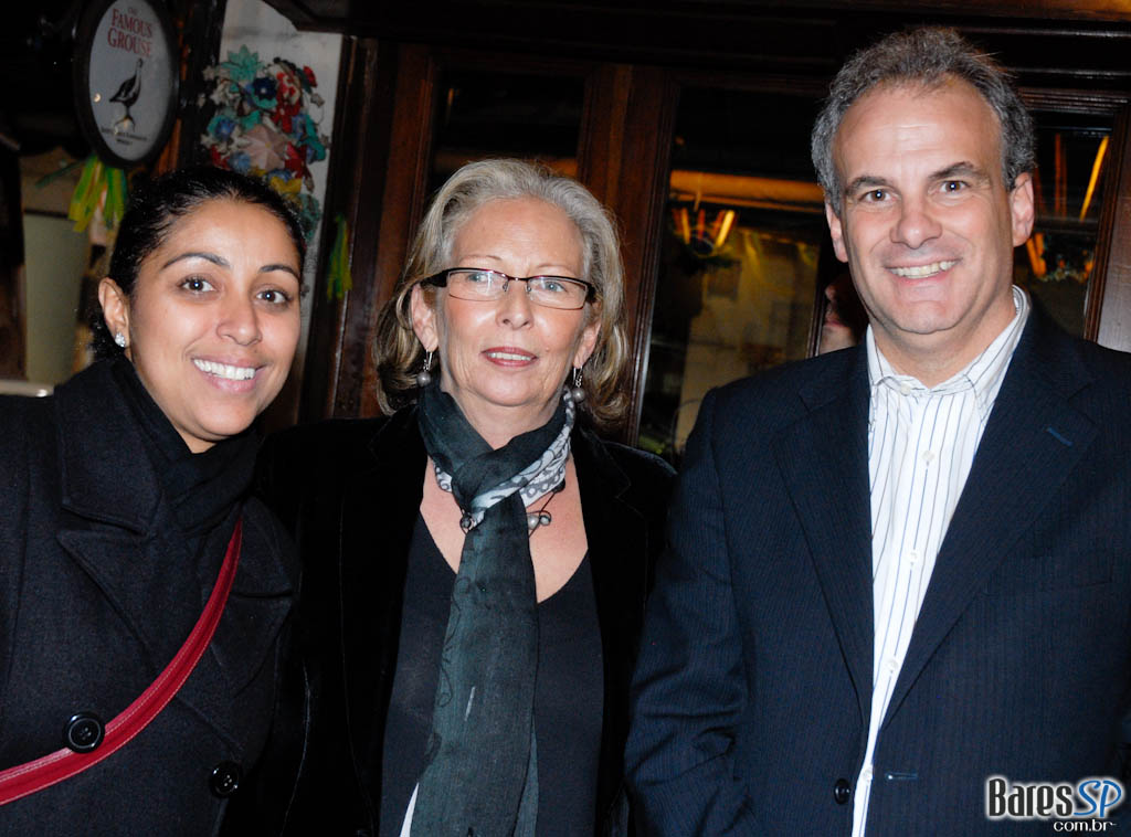 Noite de lançamento do livro “O dedo na ferida menos imposto, mais consumo” de Alberto Carlos Almeida no São Pedro São Paulo Noite de lançamento do livro “O dedo na ferida menos imposto, mais consumo” de Alberto Carlos Almeida no São Pedro São Paulo