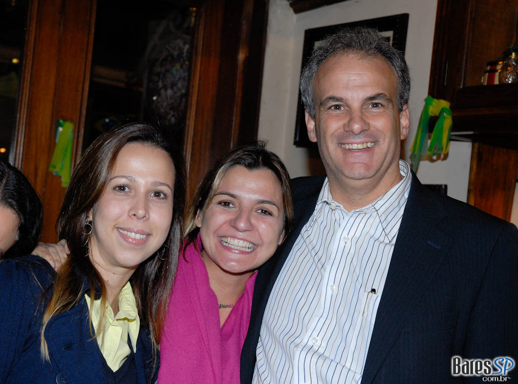 Noite de lançamento do livro “O dedo na ferida menos imposto, mais consumo” de Alberto Carlos Almeida no São Pedro São Paulo Noite de lançamento do livro “O dedo na ferida menos imposto, mais consumo” de Alberto Carlos Almeida no São Pedro São Paulo
