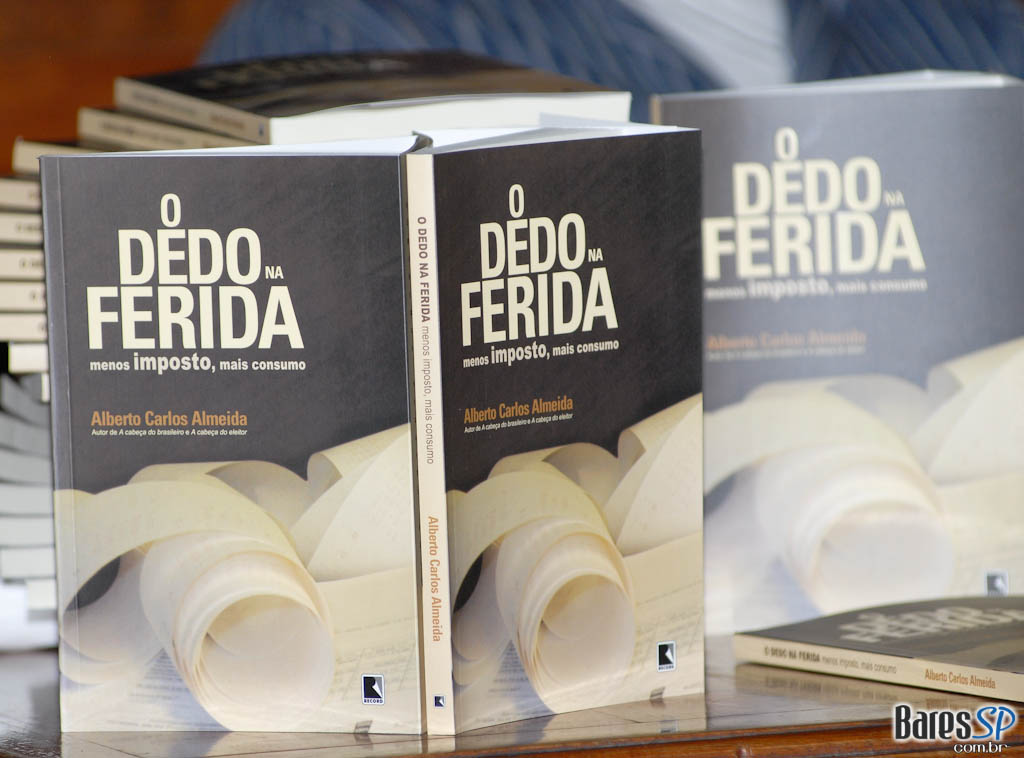 Noite de lançamento do livro “O dedo na ferida menos imposto, mais consumo” de Alberto Carlos Almeida no São Pedro São Paulo Noite de lançamento do livro “O dedo na ferida menos imposto, mais consumo” de Alberto Carlos Almeida no São Pedro São Paulo