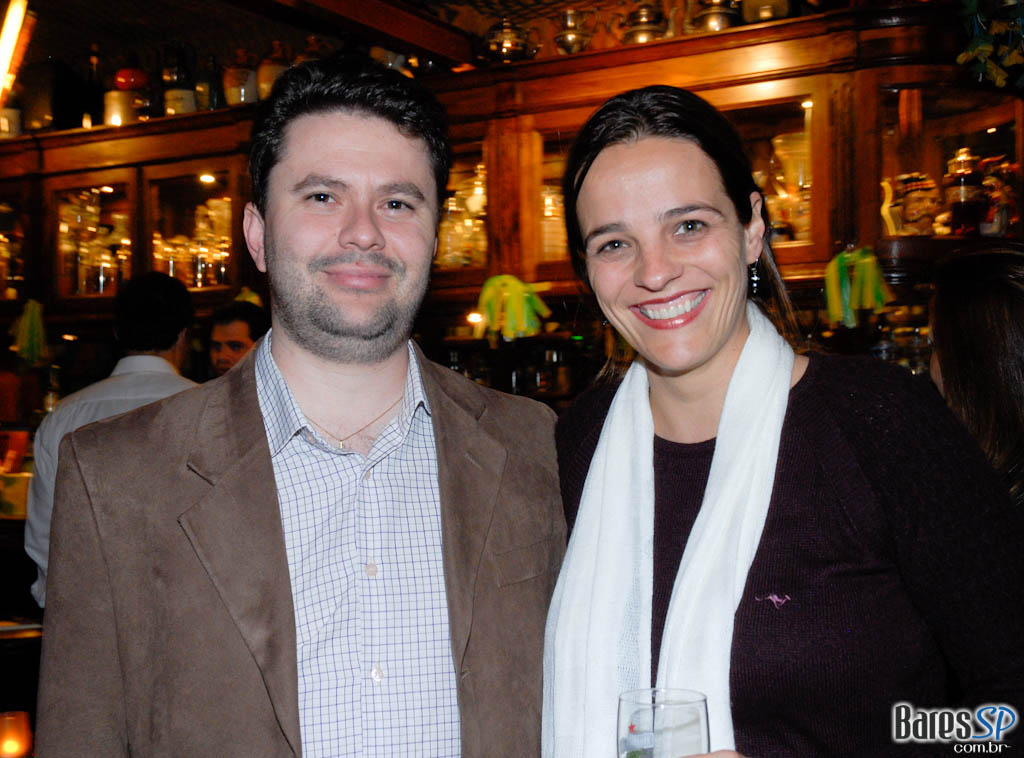 Noite de lançamento do livro “O dedo na ferida menos imposto, mais consumo” de Alberto Carlos Almeida no São Pedro São Paulo Noite de lançamento do livro “O dedo na ferida menos imposto, mais consumo” de Alberto Carlos Almeida no São Pedro São Paulo