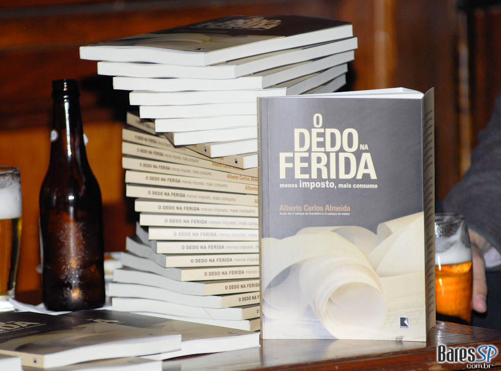 Noite de lançamento do livro “O dedo na ferida menos imposto, mais consumo” de Alberto Carlos Almeida no São Pedro São Paulo Noite de lançamento do livro “O dedo na ferida menos imposto, mais consumo” de Alberto Carlos Almeida no São Pedro São Paulo