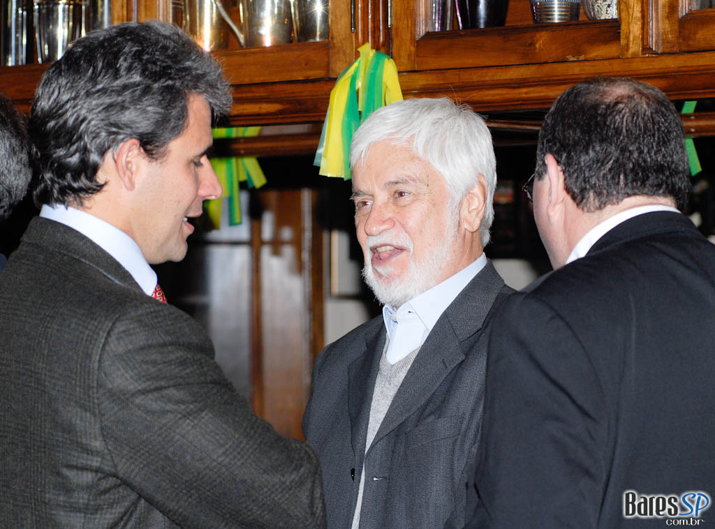 Noite de lançamento do livro “O dedo na ferida menos imposto, mais consumo” de Alberto Carlos Almeida no São Pedro São Paulo Noite de lançamento do livro “O dedo na ferida menos imposto, mais consumo” de Alberto Carlos Almeida no São Pedro São Paulo