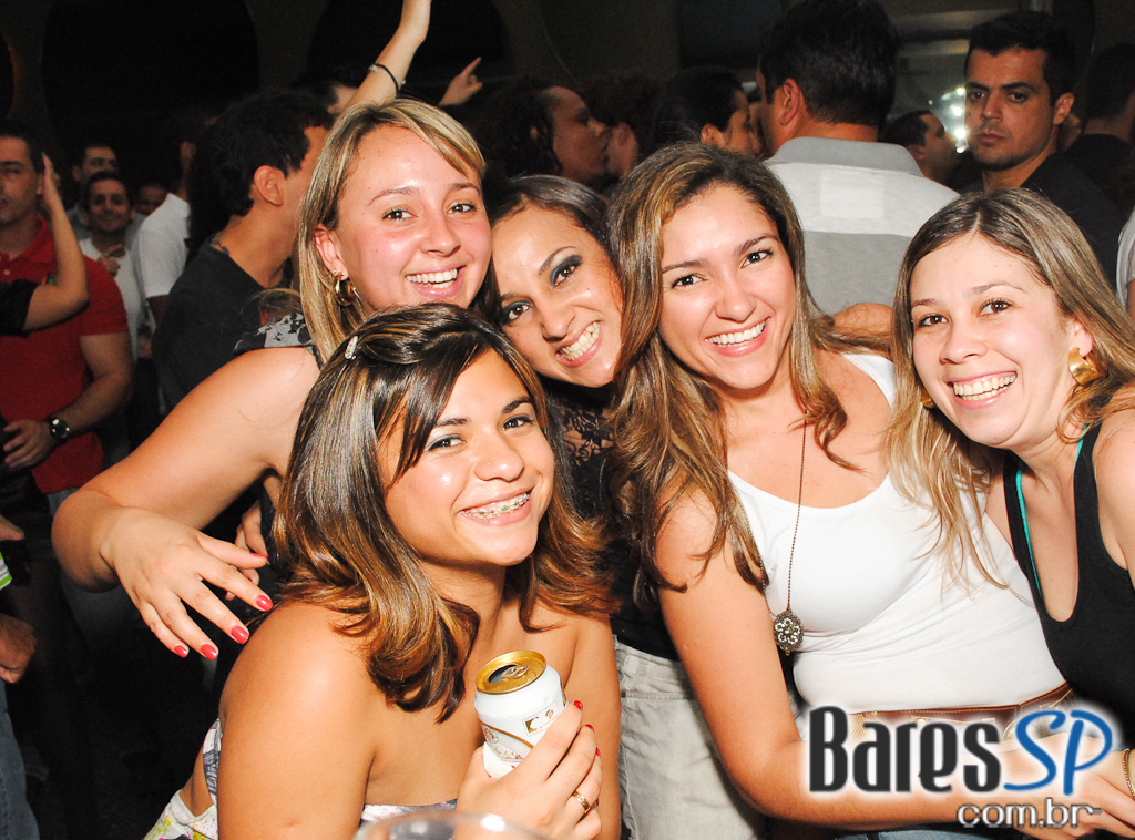 Banda Viva a Noite na festa de 6 anos da Trash 80's Vila Olímpia Banda Viva a Noite na festa de 6 anos da Trash 80's Vila Olímpia