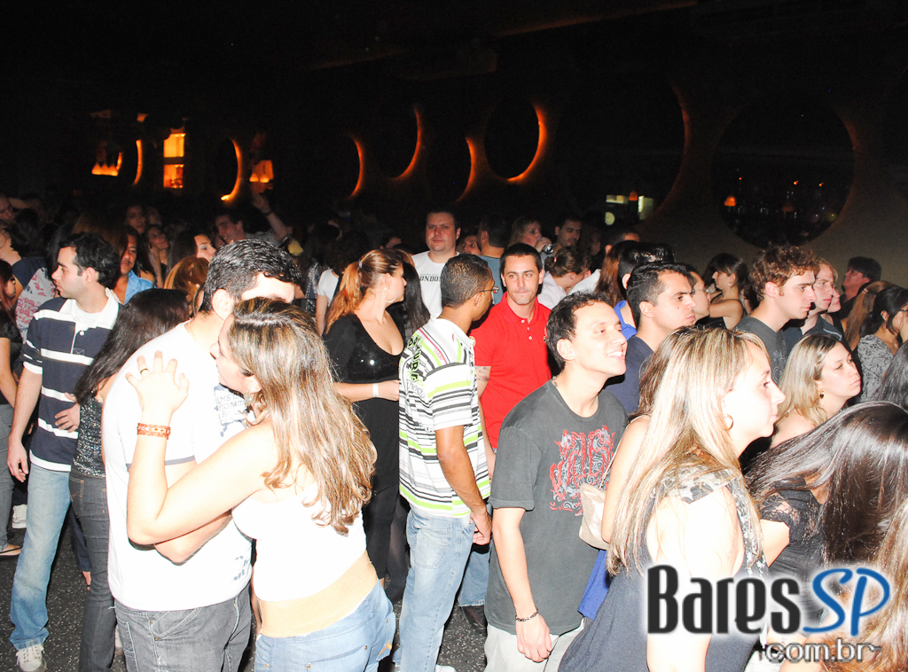 Banda Viva a Noite na festa de 6 anos da Trash 80's Vila Olímpia Banda Viva a Noite na festa de 6 anos da Trash 80's Vila Olímpia