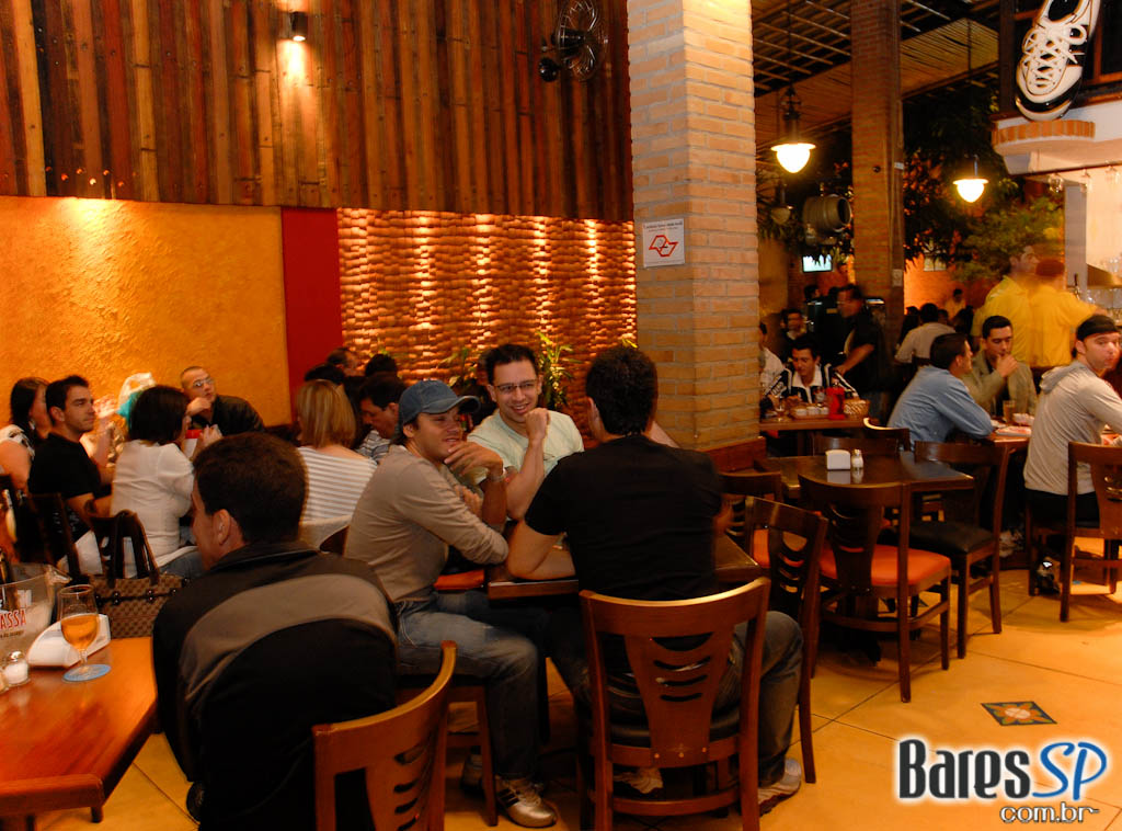 Cerveja e petiscos no Caetanos's Bar