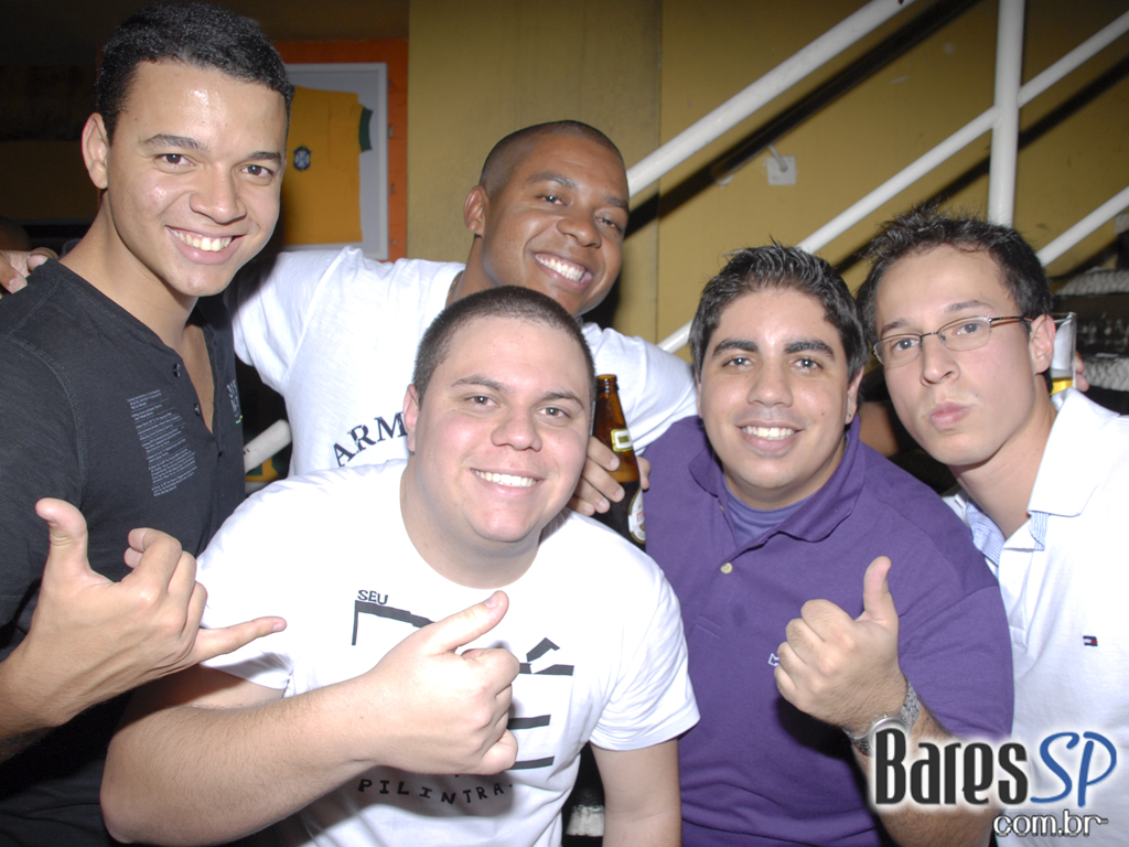 Feijoada e grandes atrações agitaram o sábado da Casa do Samba no Itaim Feijoada e grandes atrações agitaram o sábado da Casa do Samba no Itaim