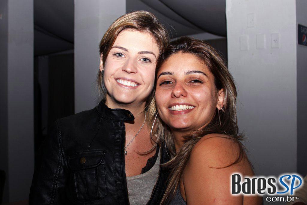 Sagrado Bar em noite de agito e diversão Sagrado Bar em noite de agito e diversão