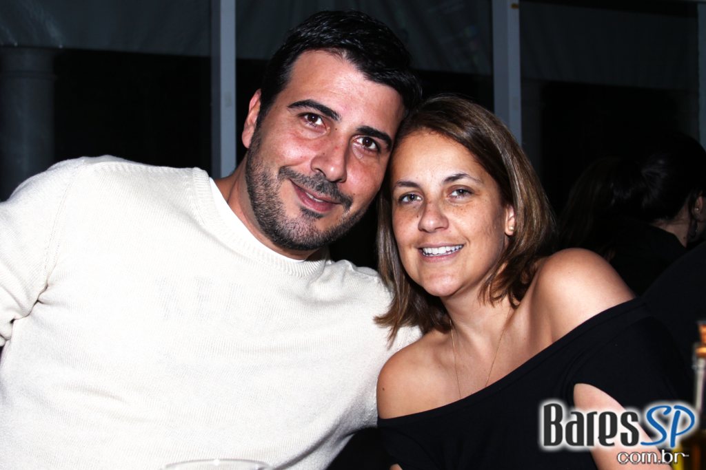 Sagrado Bar em noite de agito e diversão Sagrado Bar em noite de agito e diversão