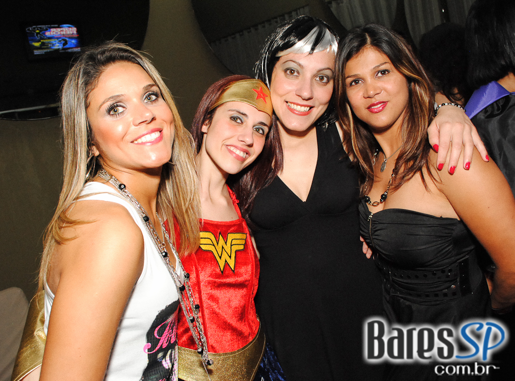 Super-heróis invadem a festa à fantasia da Trash Vila Olímpia Super-heróis invadem a festa à fantasia da Trash Vila Olímpia