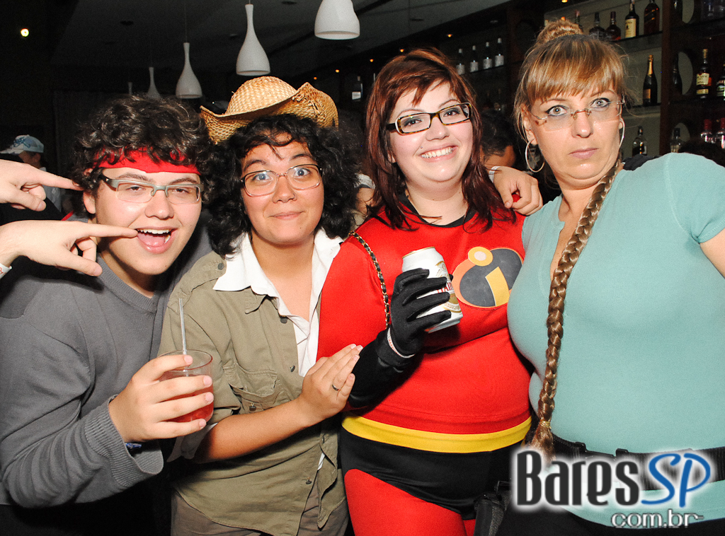 Super-heróis invadem a festa à fantasia da Trash Vila Olímpia Super-heróis invadem a festa à fantasia da Trash Vila Olímpia