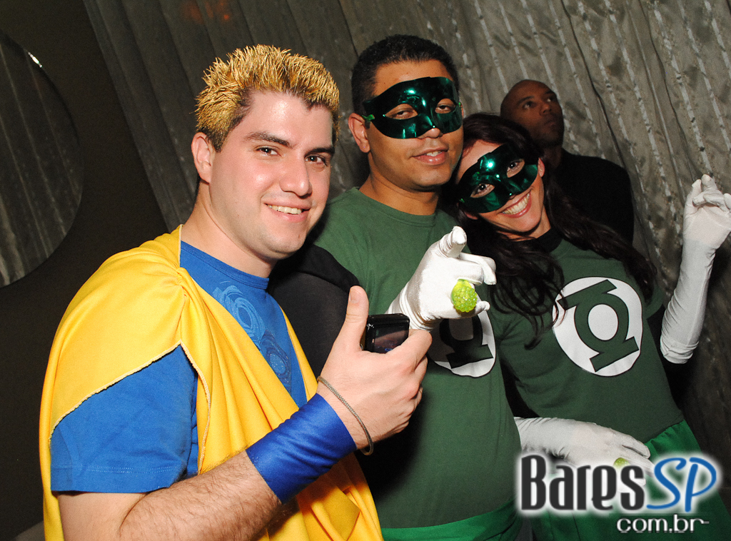 Super-heróis invadem a festa à fantasia da Trash Vila Olímpia Super-heróis invadem a festa à fantasia da Trash Vila Olímpia