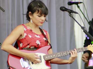 Norah Jones faz show gratuito no Parque da Independência