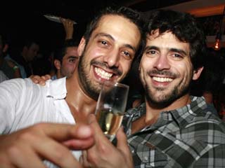 Noite animada no 8 Bar