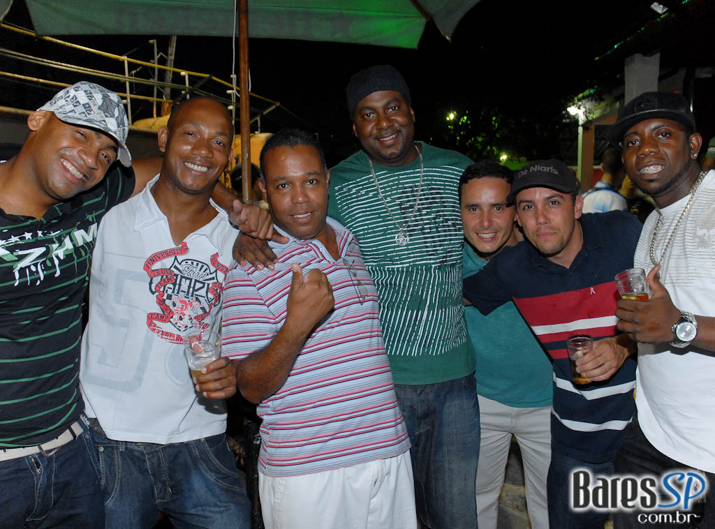 Sábado é dia de feijoada e pagode na Casa da Bisa Sábado é dia de feijoada e pagode na Casa da Bisa