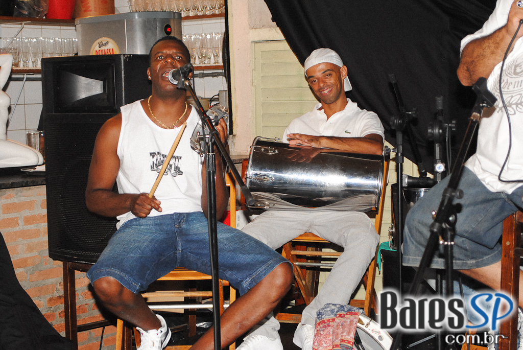 Grupo Sensação leva os sucessos do pagode ao Bar Favela Vila Olímpia Grupo Sensação leva os sucessos do pagode ao Bar Favela Vila Olímpia