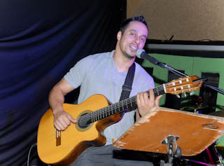 Marquinhos (Sensação) comanda o agito do Bar Favela Vila Olímpia