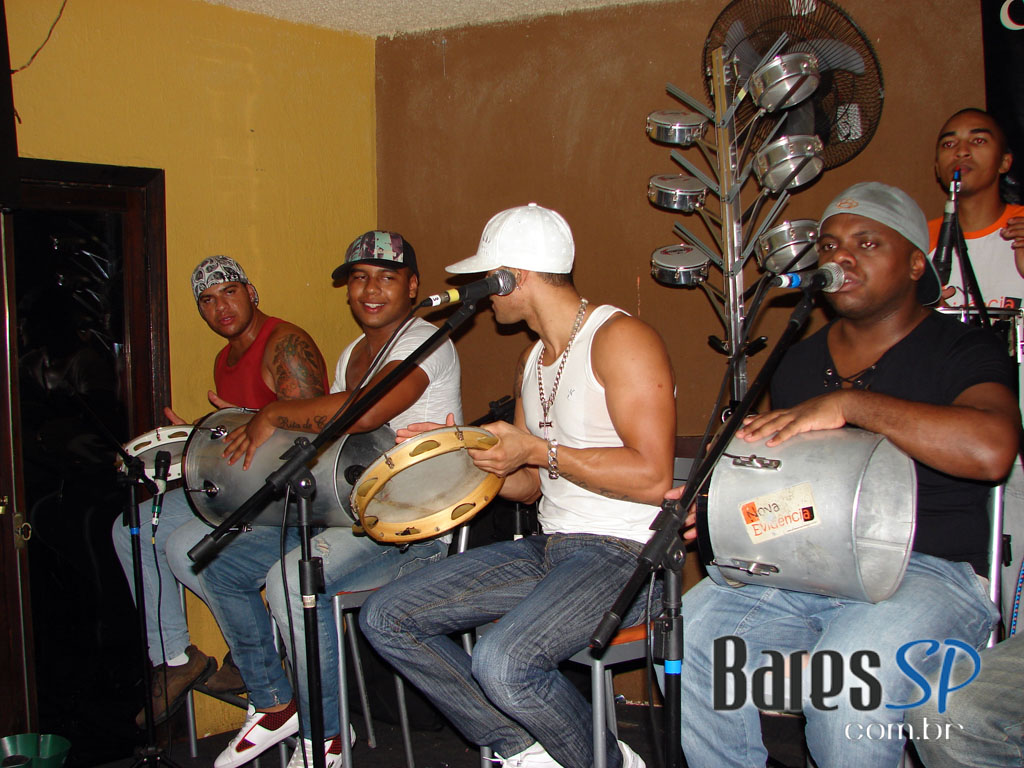 QUARTA-FEIRA VÉSPERA DE FERIADO no Capella Beer QUARTA-FEIRA VÉSPERA DE FERIADO no Capella Beer