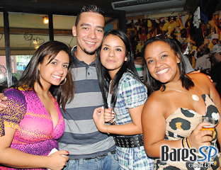 Bar Favela da Vila Olímpia tem sábado de muito agito