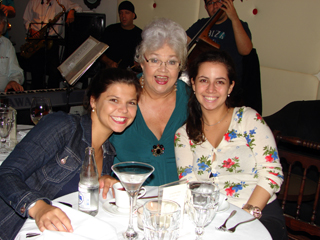 Cantora Sara Chrétien em temporada no bar do Restaurante Anita