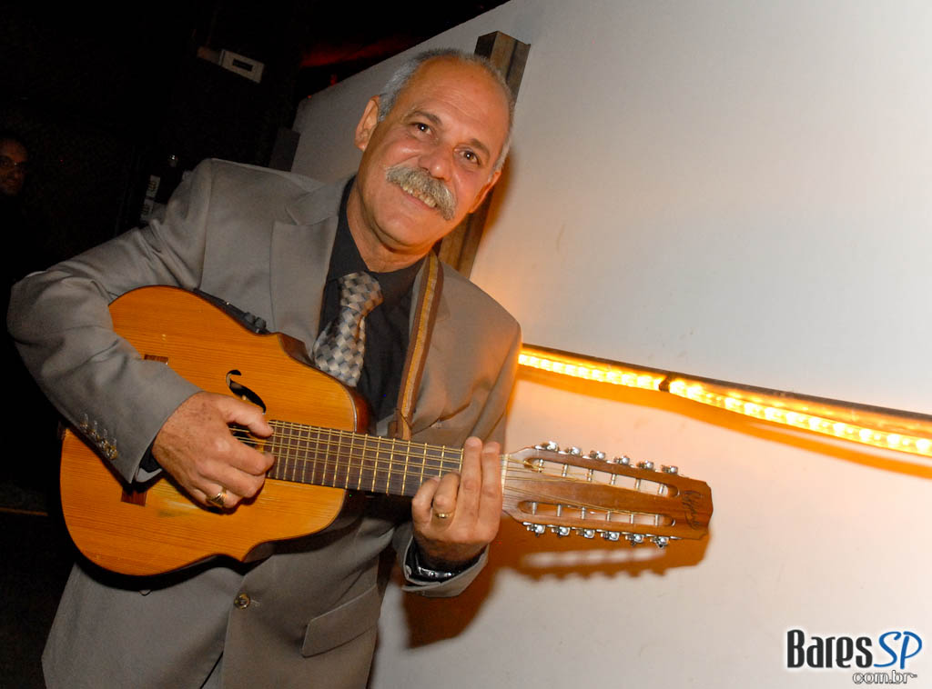 Cubano Barbarito Torres leva o ritmo latino ao palco do