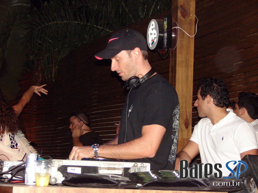 Cinco DJs dividem as pick-ups na Festa Sol y Luna da Pachá Cinco DJs dividem as pick-ups na Festa Sol y Luna da Pachá