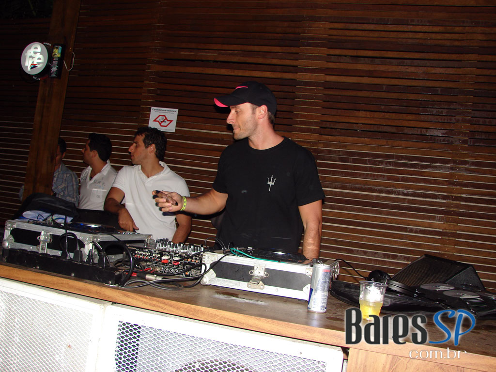 Cinco DJs dividem as pick-ups na Festa Sol y Luna da Pachá Cinco DJs dividem as pick-ups na Festa Sol y Luna da Pachá