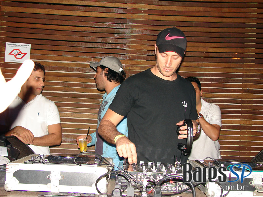 Cinco DJs dividem as pick-ups na Festa Sol y Luna da Pachá Cinco DJs dividem as pick-ups na Festa Sol y Luna da Pachá