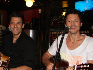 Sucessos do sertanejo com a dupla Ewerton & Zanata no Bar Matriz