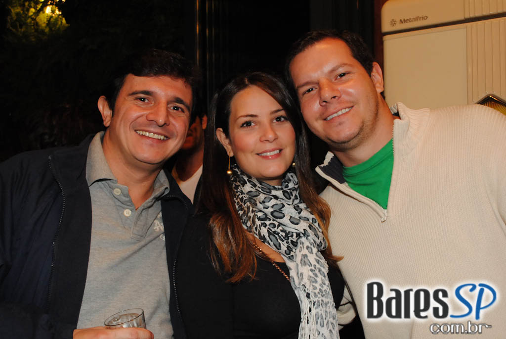 Bar Zé Bonito reabre as portas para o público em novo endereço Bar Zé Bonito reabre as portas para o público em novo endereço