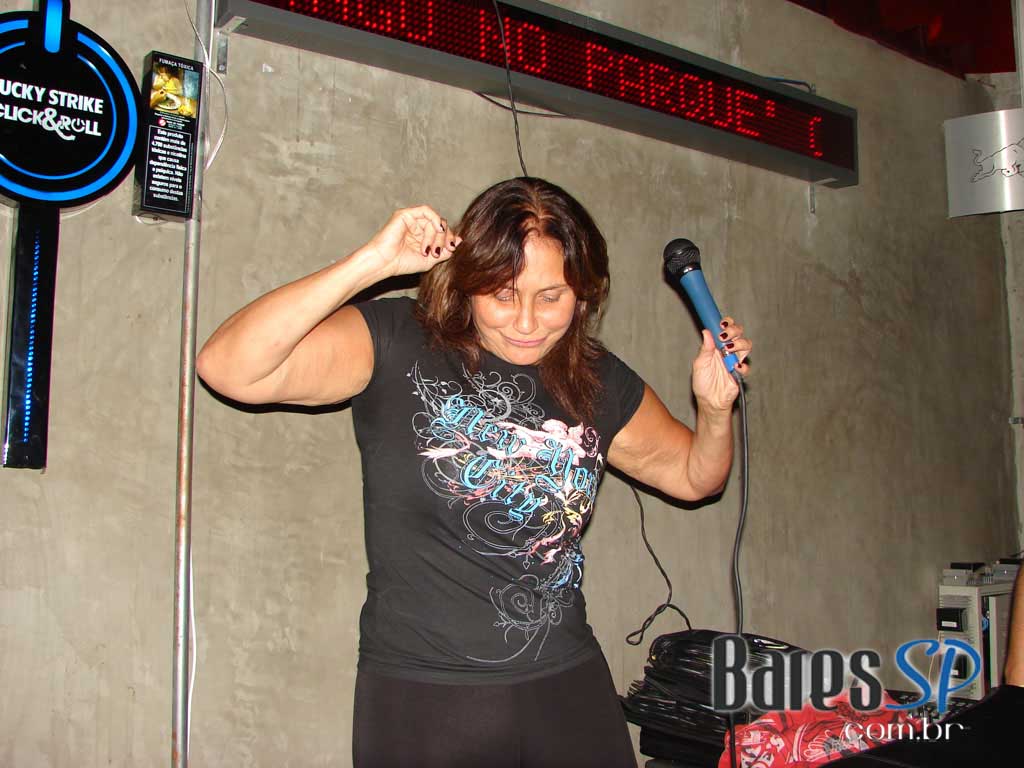 Fafá de Belém ataca de Dj na festa Domingo no Parque do Sonique Bar Fafá de Belém ataca de Dj na festa Domingo no Parque do Sonique Bar