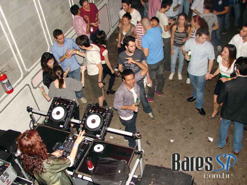 Fafá de Belém ataca de Dj na festa Domingo no Parque do Sonique Bar Fafá de Belém ataca de Dj na festa Domingo no Parque do Sonique Bar