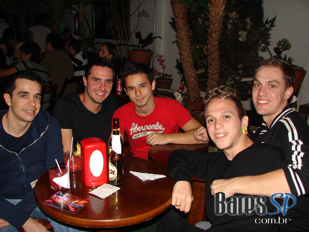 Sábado de diversão no Hot Seria, região central de São Paulo Sábado de diversão no Hot Seria, região central de São Paulo