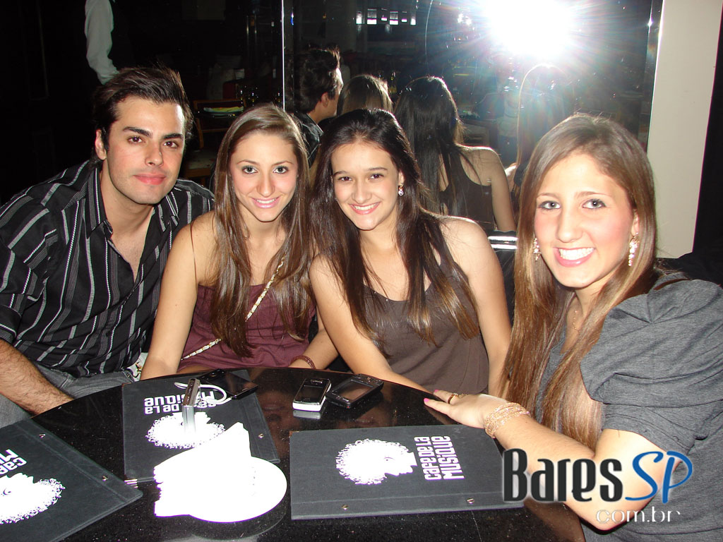 Café de La Musique agita a noite com os DJs Max Sabetta e Tovitz Café de La Musique agita a noite com os DJs Max Sabetta e Tovitz