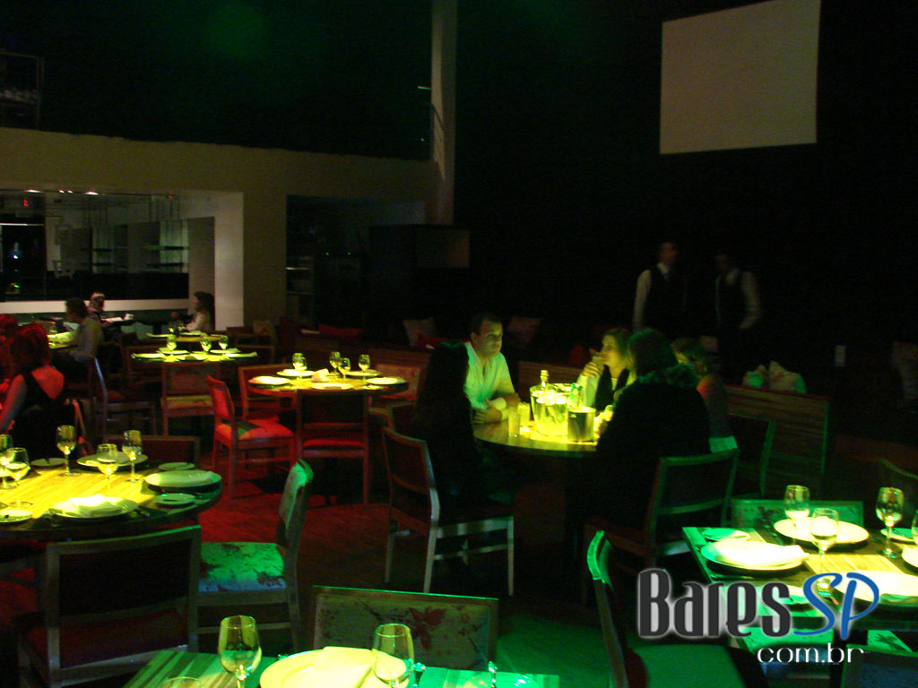 Café de La Musique agita a noite com os DJs Max Sabetta e Tovitz Café de La Musique agita a noite com os DJs Max Sabetta e Tovitz