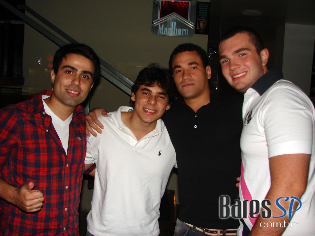 Café de La Musique agita a noite com os DJs Max Sabetta e Tovitz Café de La Musique agita a noite com os DJs Max Sabetta e Tovitz